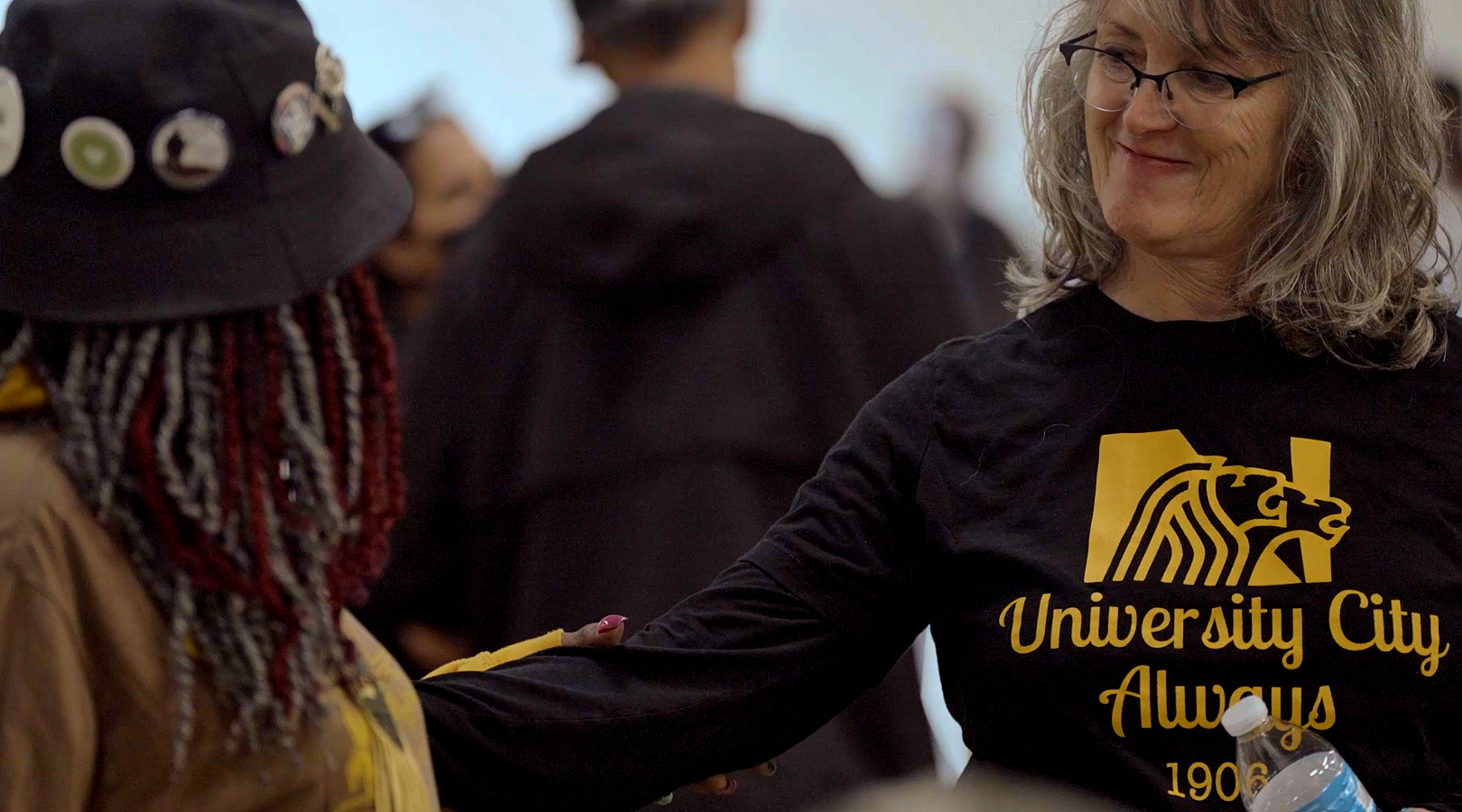 Jaene Leonard connects with a Compassionate Veterans member at a community event.